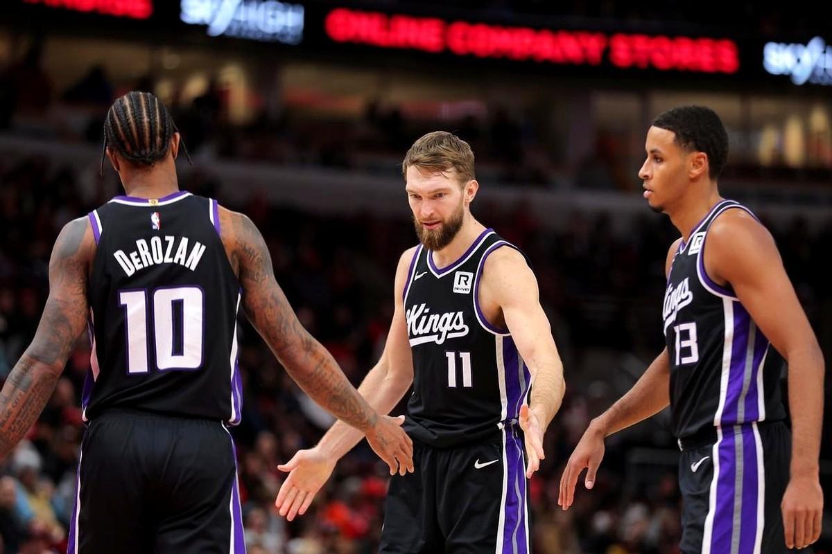 半场像睡着了。中场像有人把房间窗帘一拉。第三节那波30-8，比赛就被掀翻了。