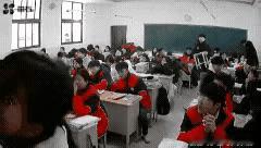 刷到这个事，真的越想越气！课堂上拿着凳子往同学后脑勺砸，这是什么吓人操作？