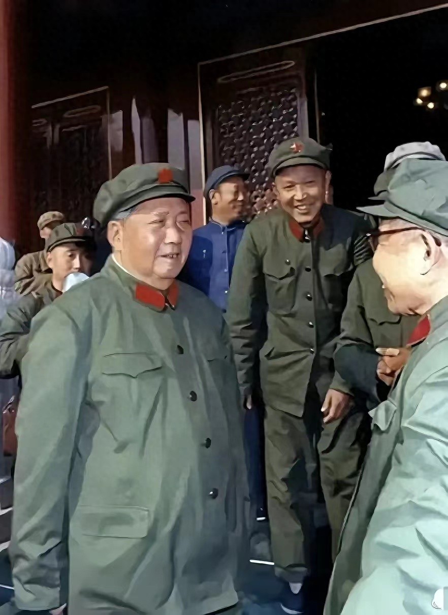 1973年，曾经红极一时的大人物陈伯达跌入深渊，锒铛入狱了。情急之下，陈伯达大呼