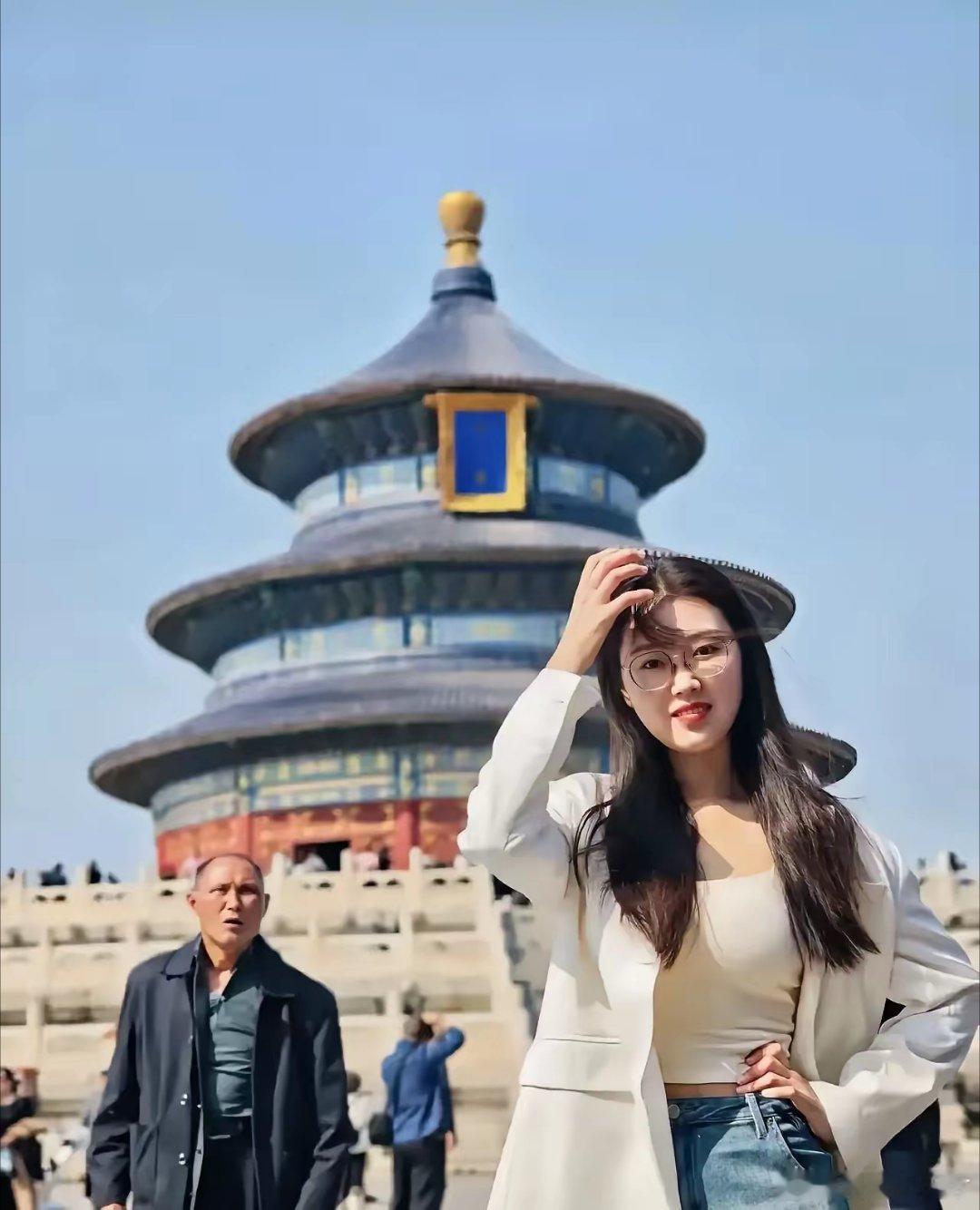 谁来帮这位美女把图P一下？发到评论里。​​​