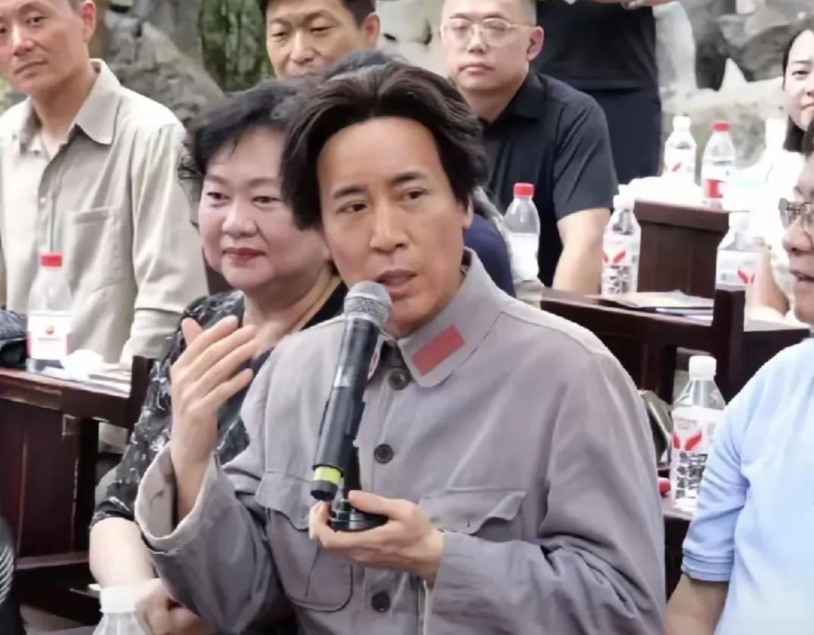 于和伟出演毛主席，真的就是四不像！相貌不像，脸型不像，气质不像，身材不像。导