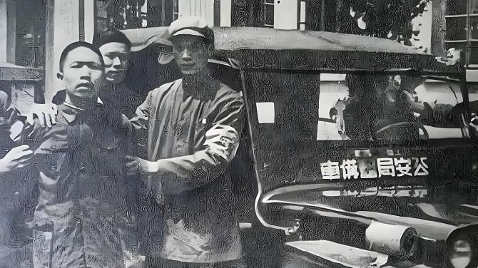 1949年，重庆解放后，特务头子李修凯在街头看到了一个地下党的叛徒，直接冲上去抱