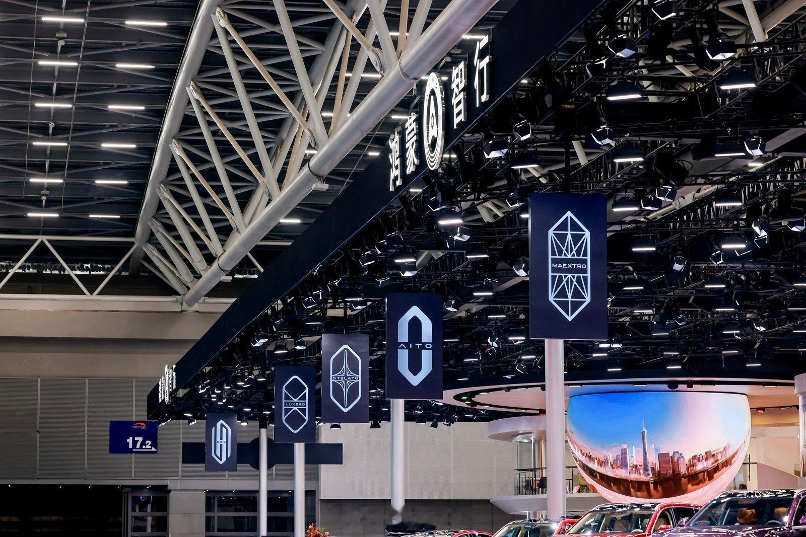 鸿蒙智行展台，人山人海。这应该是首次五界产品全部登场。截至目前，鸿蒙智行全系销量