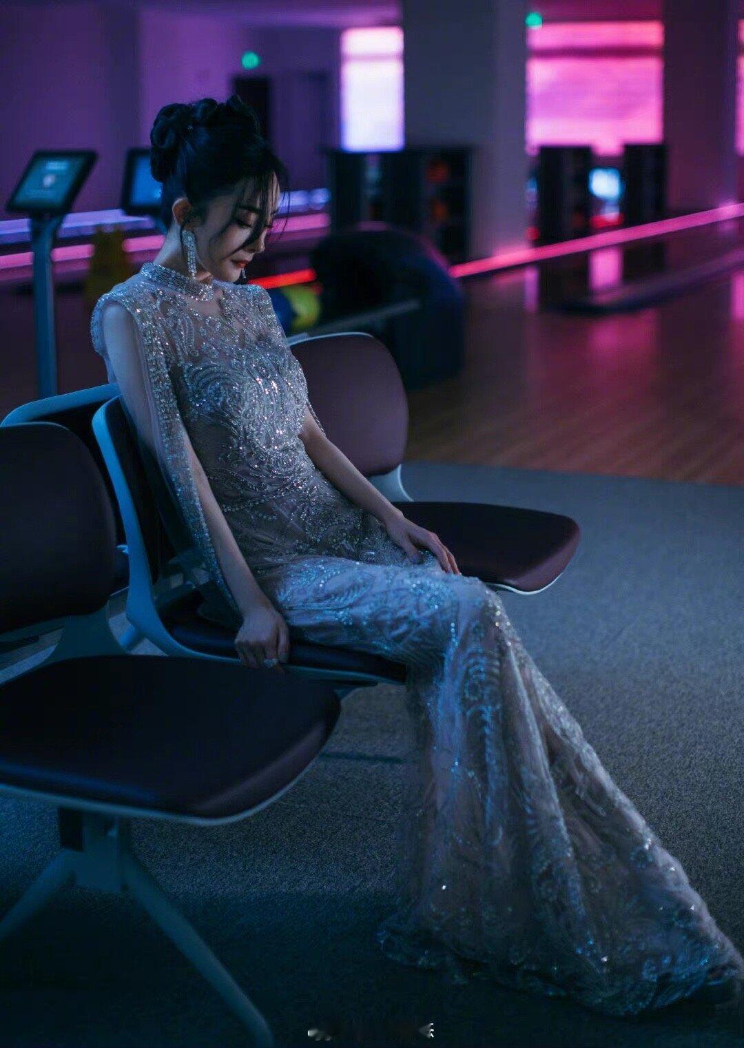杨幂暗黑氛围大片，银纱轻裹，优雅婀娜。