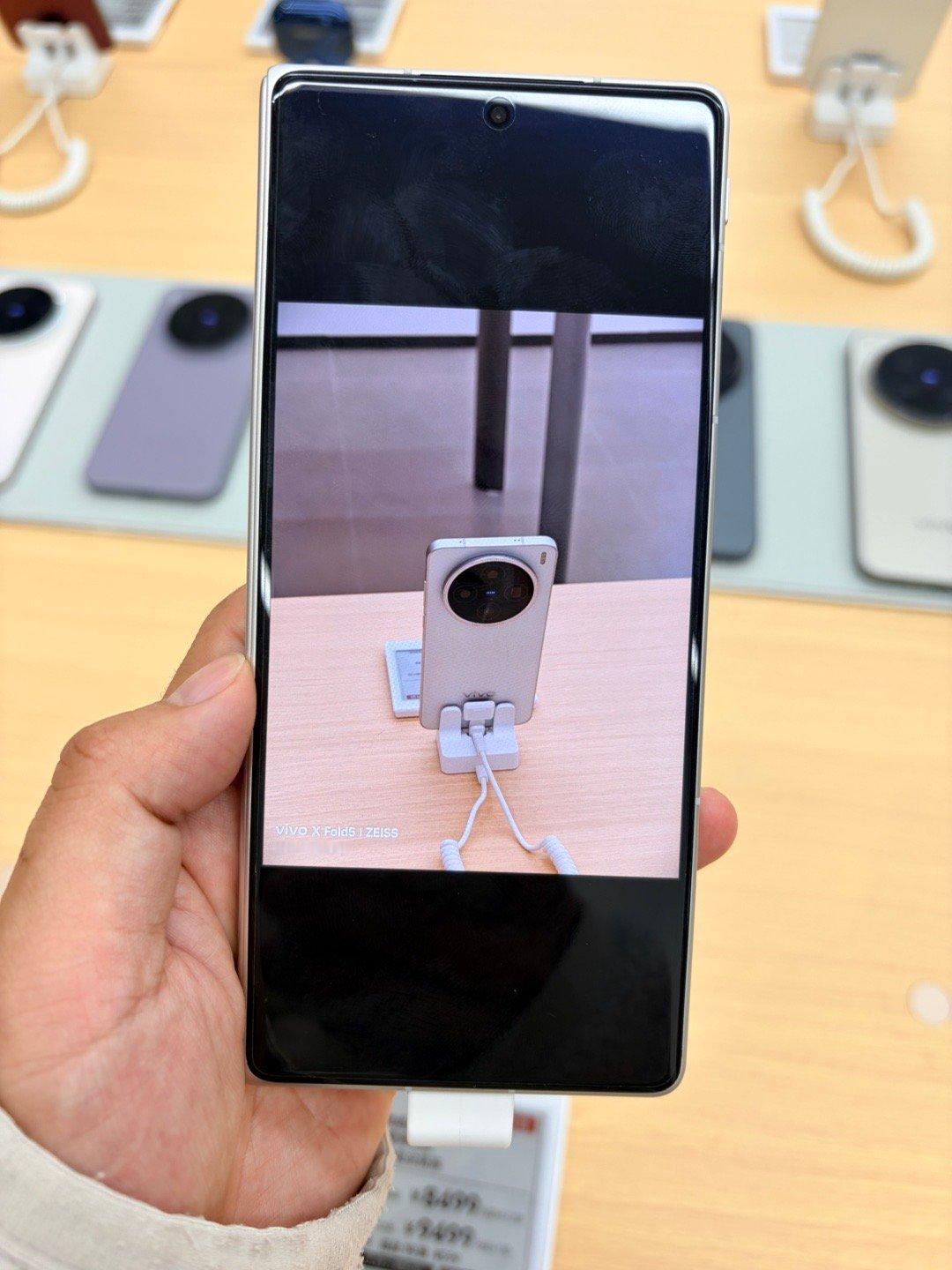 来修手机，摸了摸vivo折叠屏，感觉又想换个折叠屏用了，而且这个拍照肯定是比