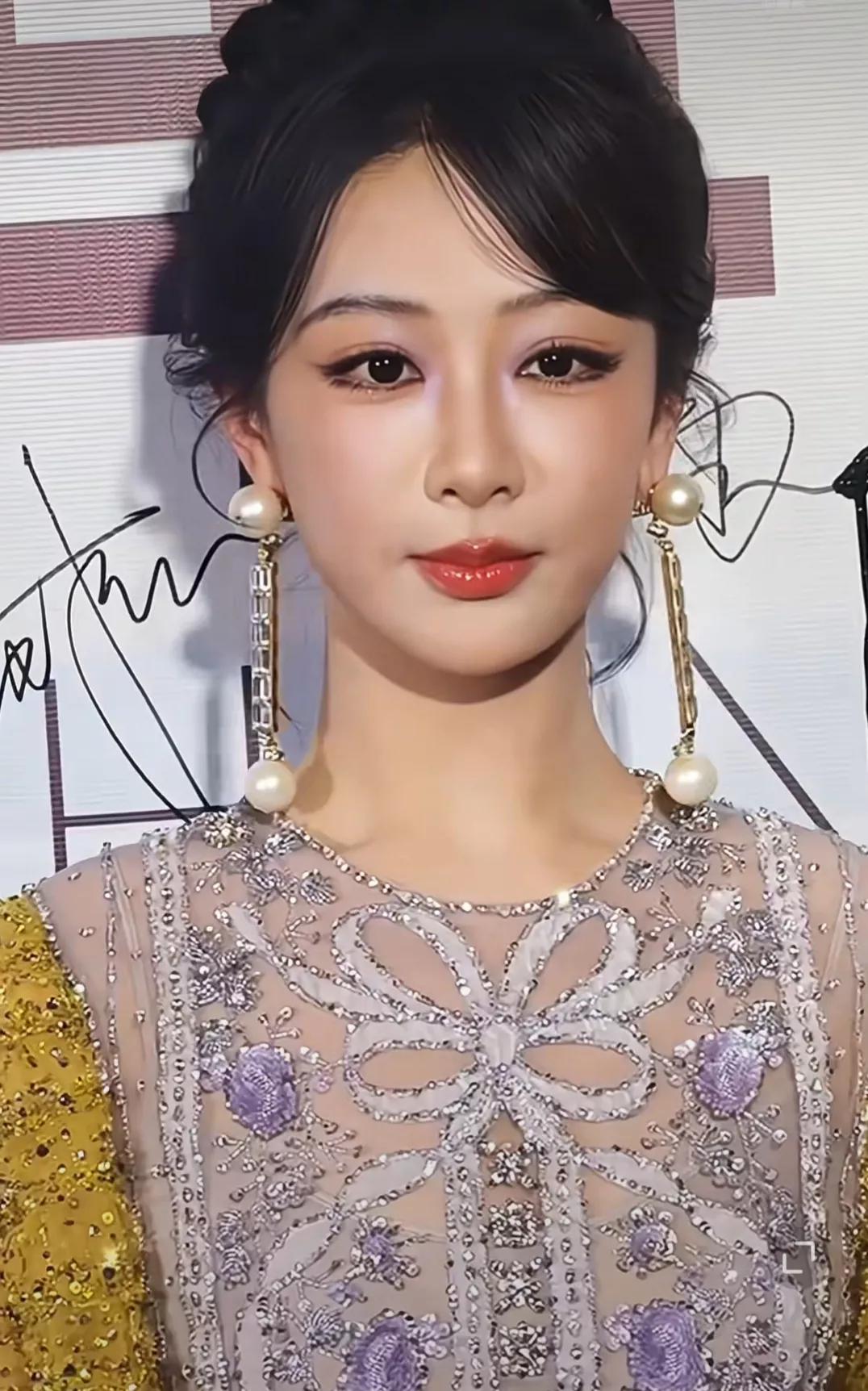 优雅红毯穿搭，闪耀珠宝耳环，惊艳全场！💃✨谁才是你心目中的女神😸33岁杨