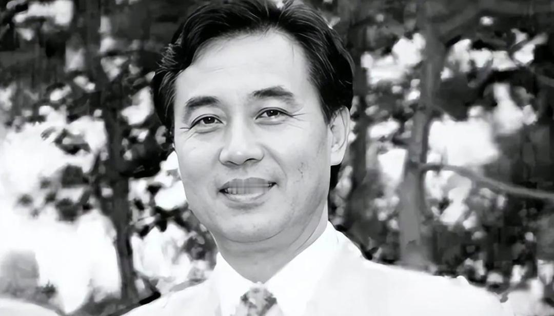 2006年，一条不起眼的胡同里，几个便衣悄悄上了楼，敲开一户普通人家的大门。开