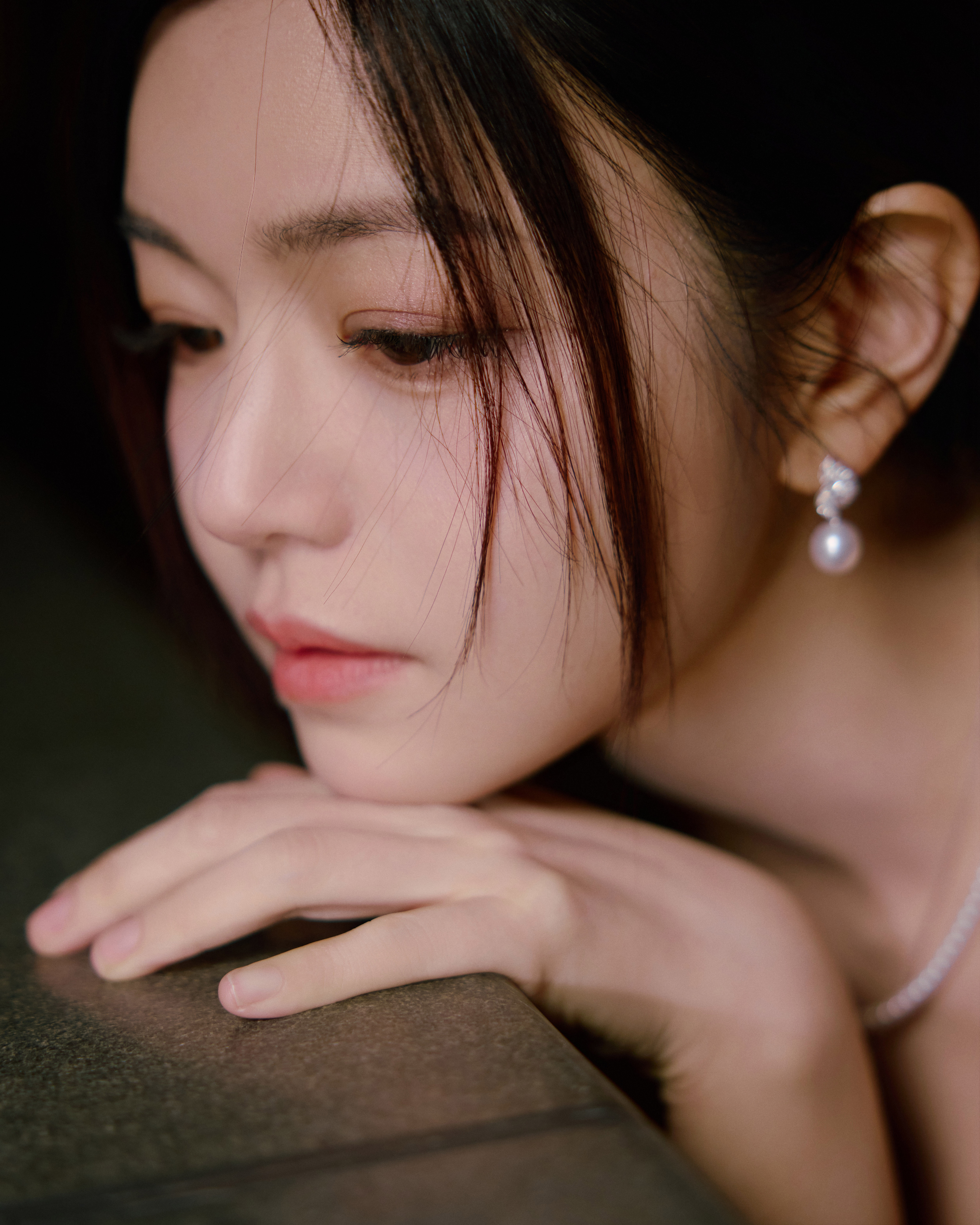 陈妍希这身段真的太有美感了！恰到好处的丰盈感，搭配精致的珍珠项链，又纯又欲，超