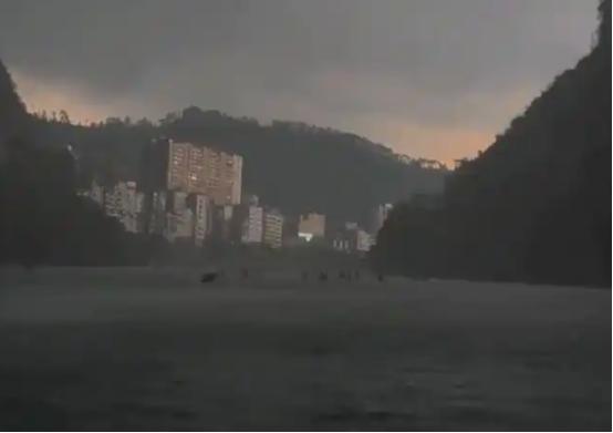 五一假期，不少人都想着出门放松散心，广西天峨县红水河因为独特的“蓝刀鱼风暴”成了