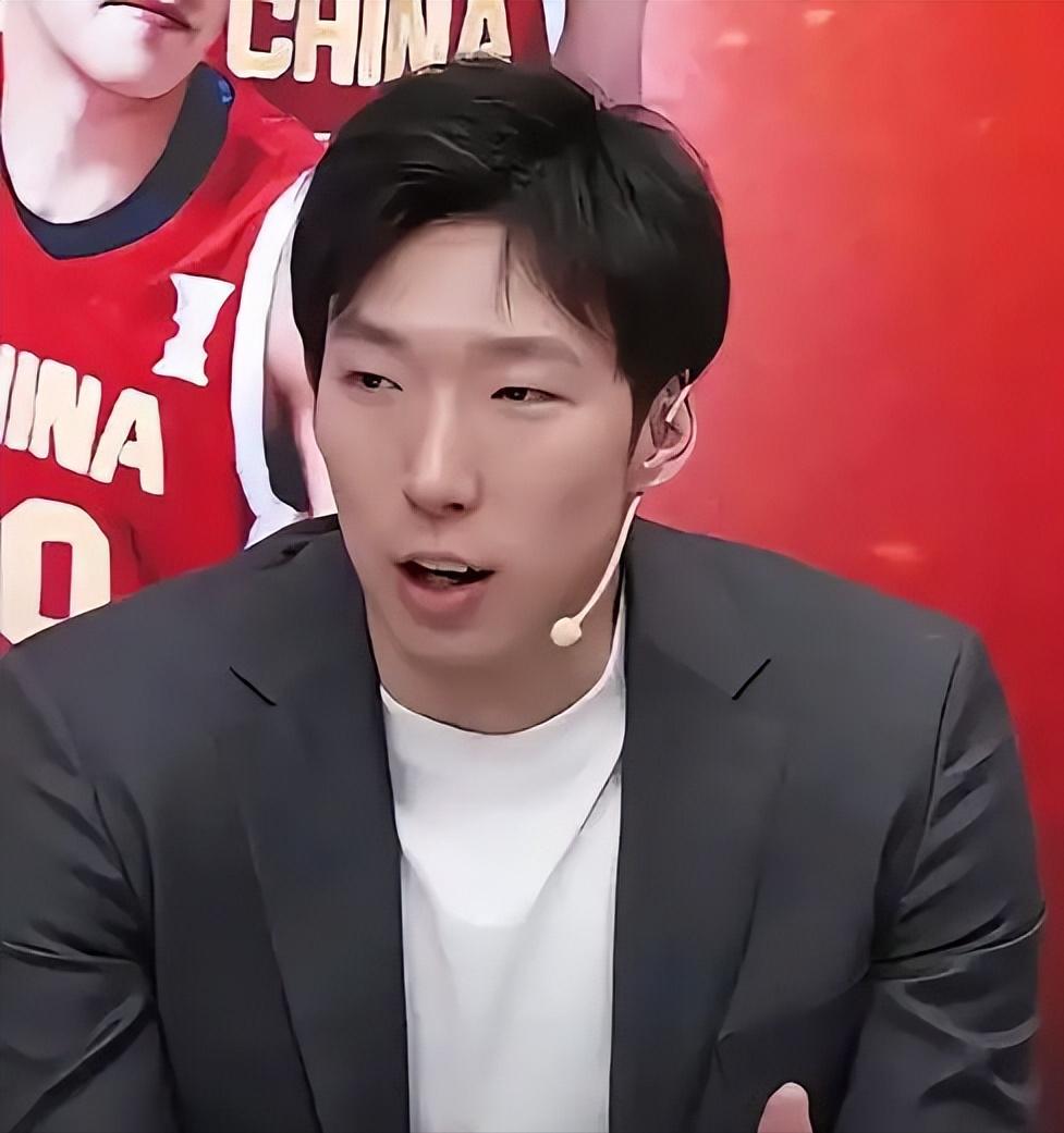 周琦解说时说了句大实话，杨瀚森这场打完就要飞美国打第二个NBA赛季，明年回来没热