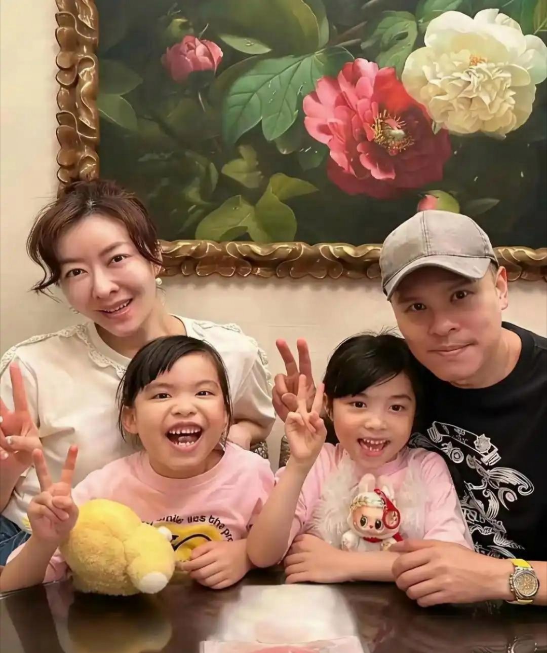 熊黛林那对双胞胎，讲真，连亲子鉴定那笔钱都能直接省了，一看就知道是亲生的，这也太像了吧。​