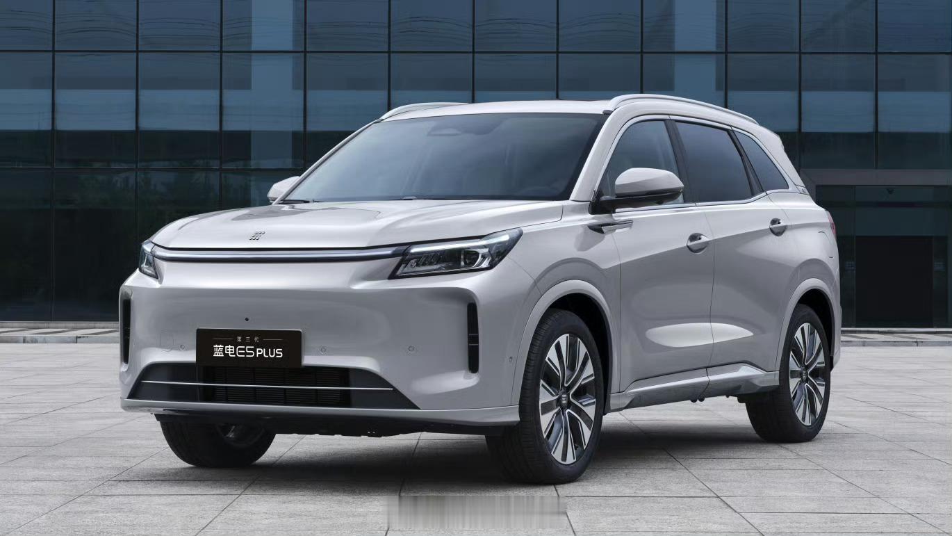 赛力斯旗下蓝电汽车公布第三代蓝电E5PLUS官图。新车在外观、续航、动力与