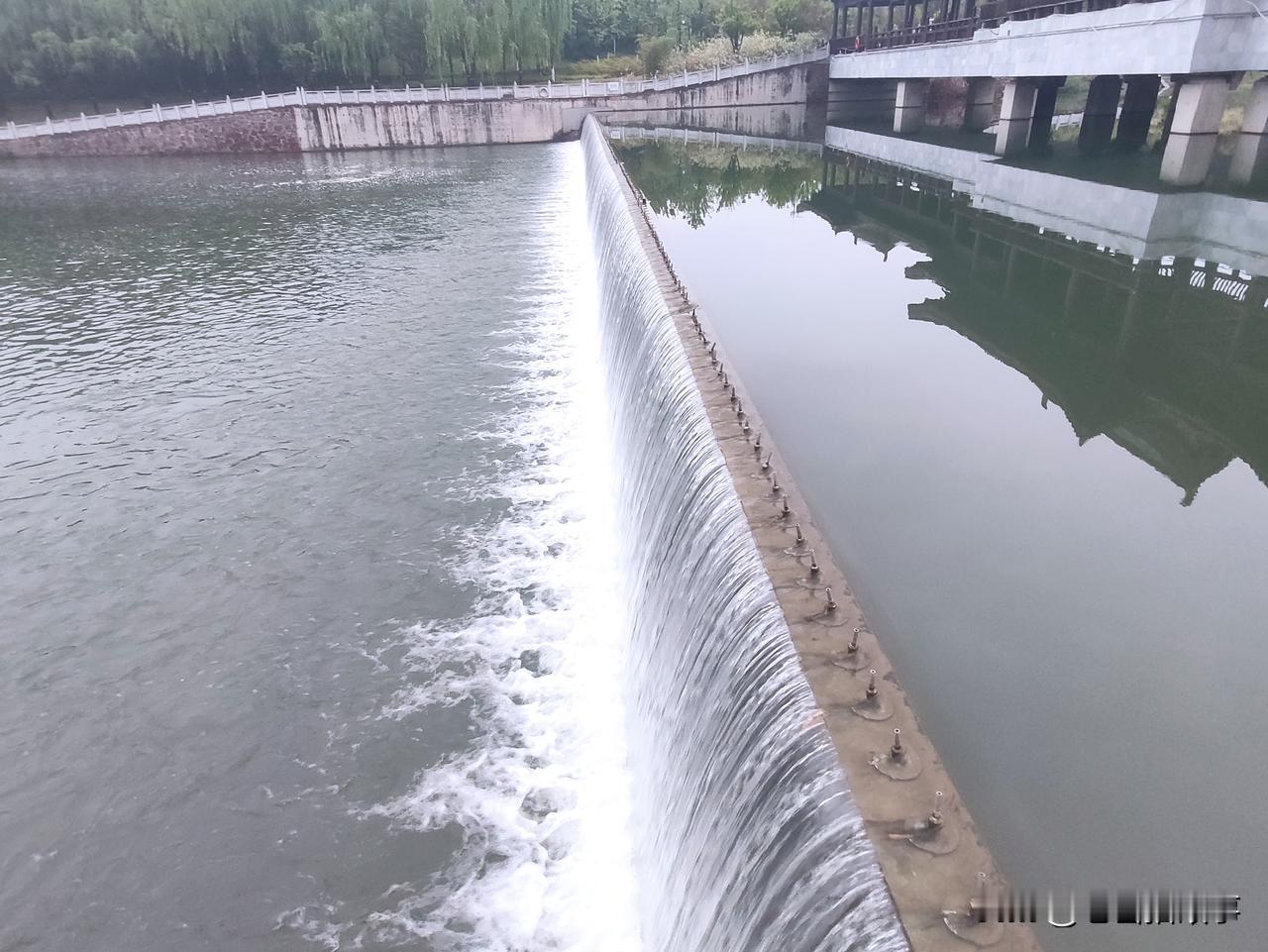 小区物业准备撤离不干了！原因是不缴物业费的人家太多，物业已经支撑不下去了！自小区