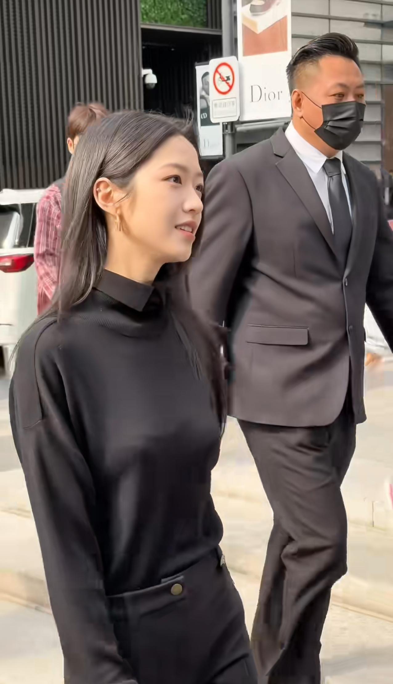 向涵之（图一）的侧颜比李庚希（图二）还像李庚希[捂脸哭]