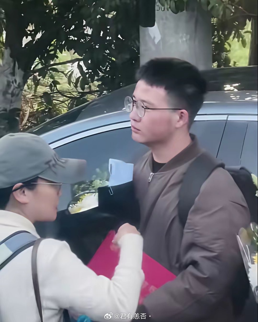 送行张雪峰的队伍里的一幕，一个孩子拿着录取通知书前来悼念。在这一刻，张雪峰的人生