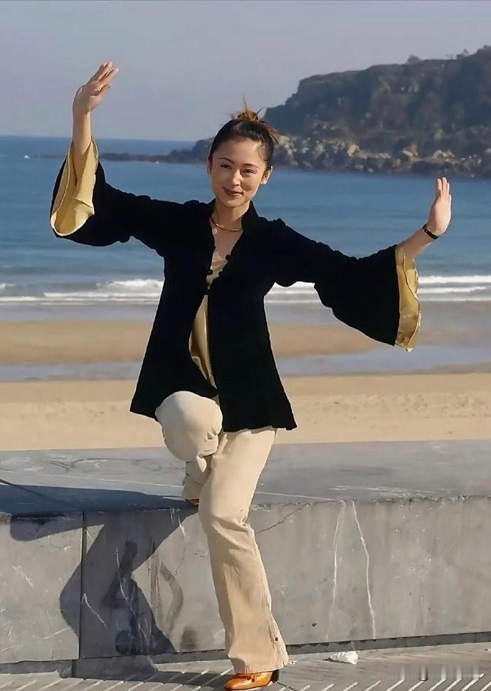 一直以为陈红是通过演员的身份入行的，没想到她刚开始是唱歌的！陈红从小就喜欢唱歌，