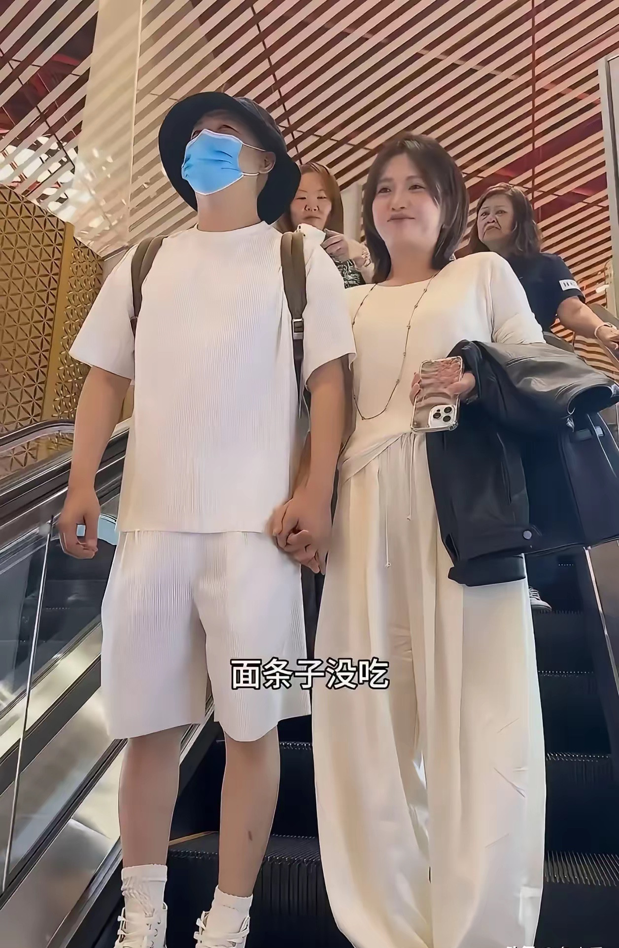 不知道包贝尔给他老婆下了什么迷惑汤包贝尔风波后首度现身，一旁的包文婧紧紧攥着他的手，生怕一不留神人就