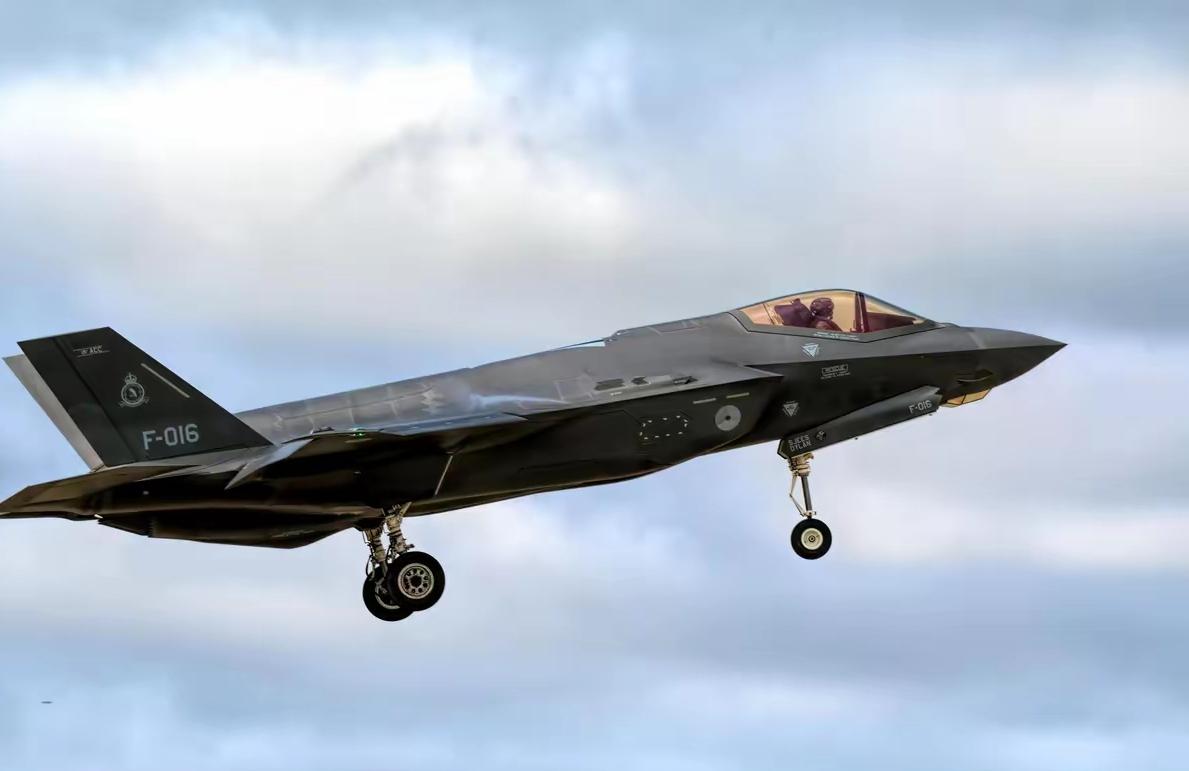 一个掌握F-35全套训练体系的美军教官，在中国安静地待了整整两年多，直到自己走回