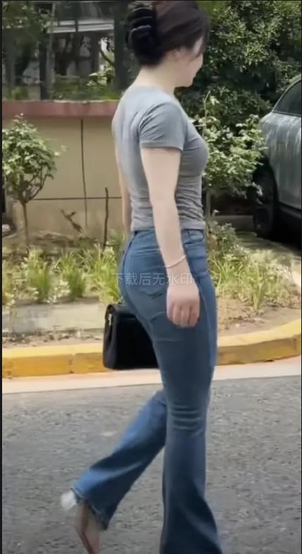 听说楼上邻居家卷款与人私奔的媳妇前不久自己回来了，让人奇怪的是男主又接纳了她，家