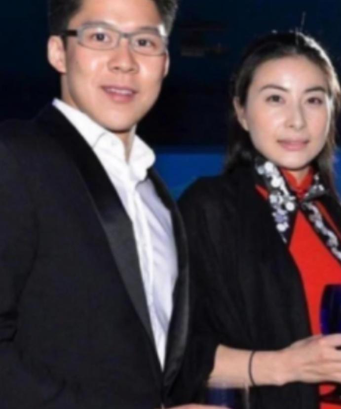 2000年，霍启刚第一次带女友回家，朱玲玲只看了一眼，便说：“你们不合适，分了吧