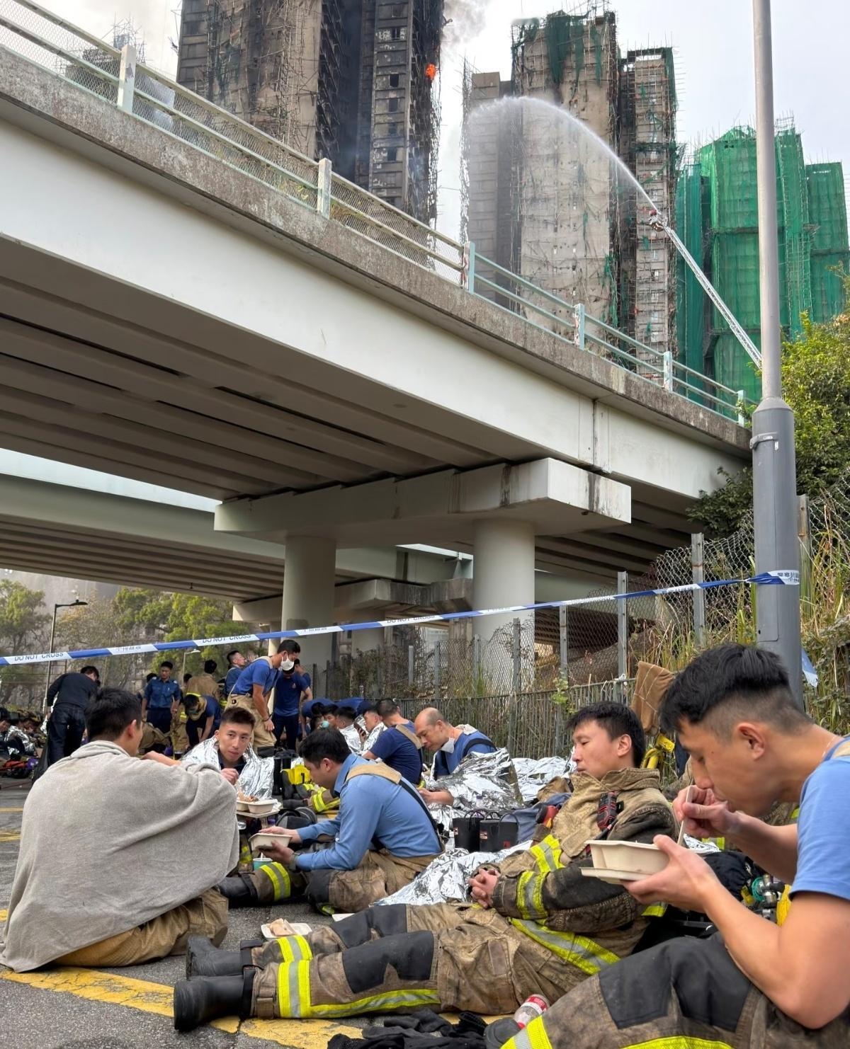 香港起火大楼内发现生还者消防员都累瘫了，他们出任务很危险，家里人都担心的不行，平