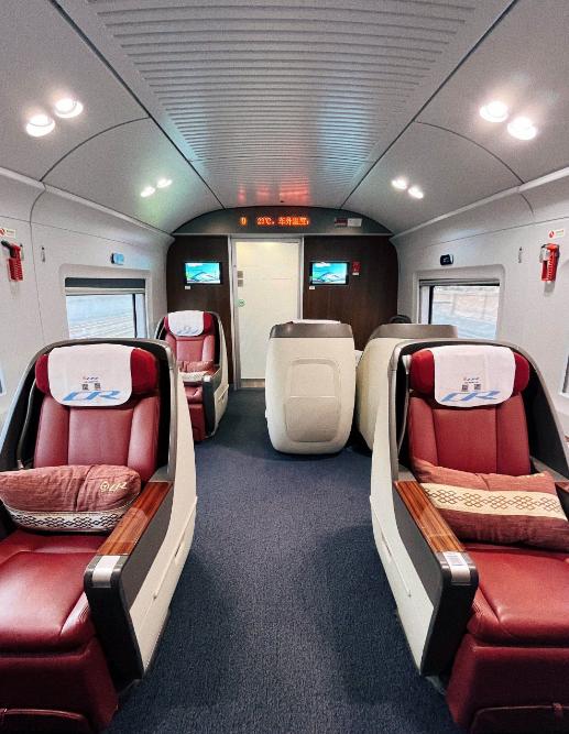 12月16日，河北石家庄，女子凌晨4点发现，有人用她的身份信息订了2张商务座高铁