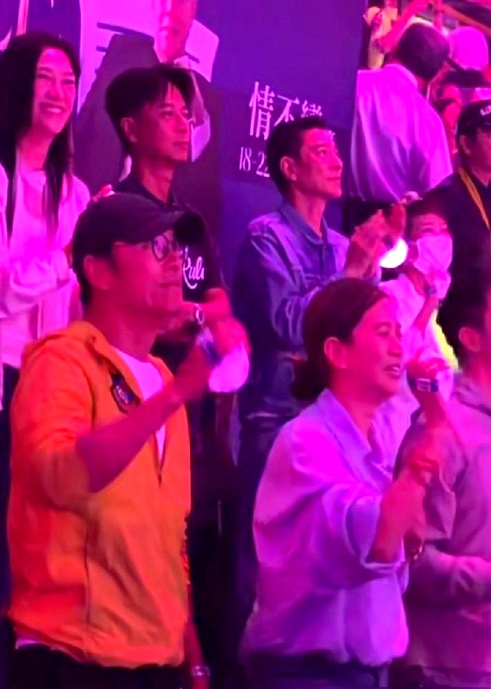谭咏麟演唱会台下，袁咏仪和卢淑仪坐在一起，画面被放大了。一张没化妆的脸，顶着黑眼圈，眼角的纹路藏不住