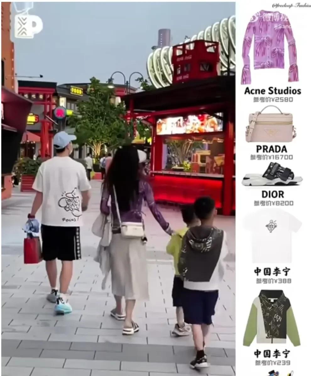 近期马龙一家四口在环球游玩，马龙对老婆夏露是真真舍得，老婆一身穿搭价值接近3万。
