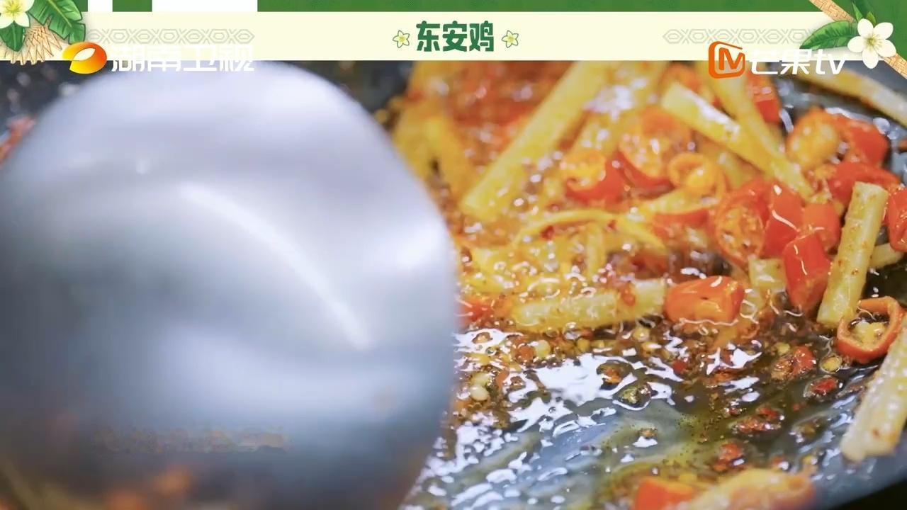 靳梦佳中餐厅做了湖南特色菜中餐厅10靳梦佳这波是把湖南厨房搬去中餐厅了！在节目里