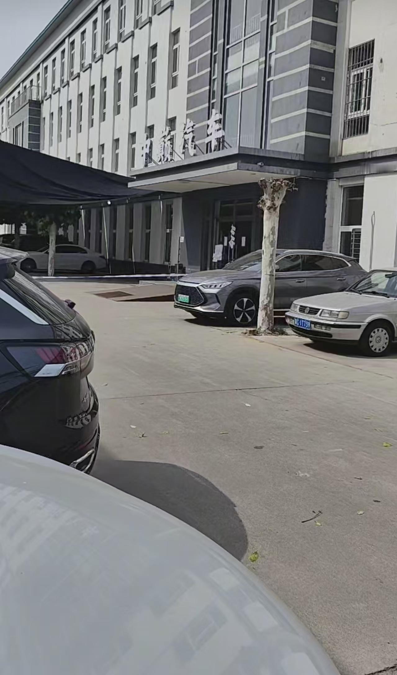 陷阱毕露，警钟长鸣！9月27日北京凤凰网消息，秦皇岛两家汽贸公司“0公里二手车