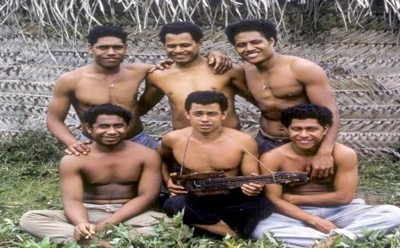 1965年，汤加群岛。六个少年，热爱自由又不服管教，课堂上实在坐不住，干脆合计着