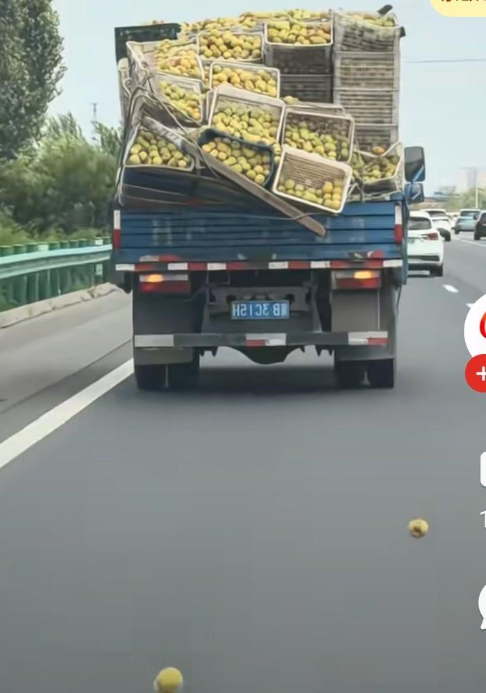 高速路上货车货物意外倒塌，货车司机没办法，只能打开双闪提醒过路车辆。网友说，难
