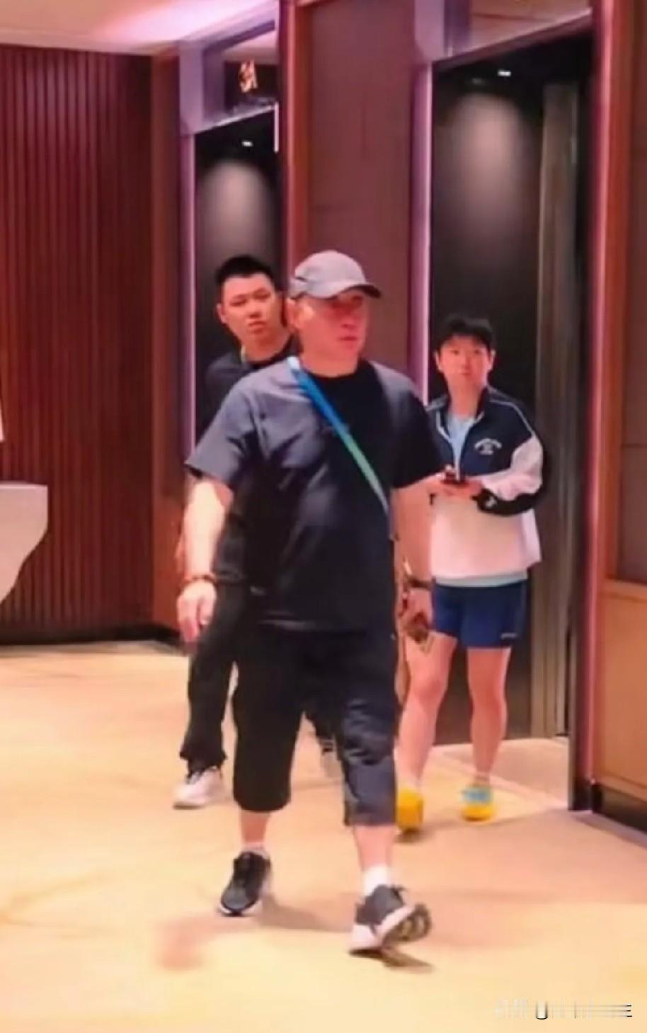 我去！三个教练都抢着陪莎头训练，全锦赛谁能做现场指导？杨广第虽然到了退休年龄