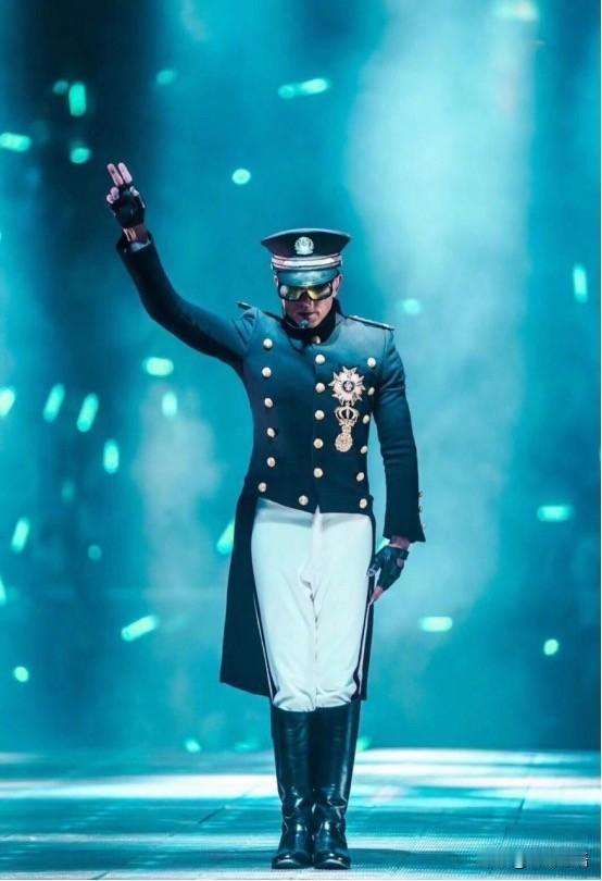 有时候歌星的实力和特点就是表现在自己的演唱会上面！比如派对系的歌星代表非谭咏