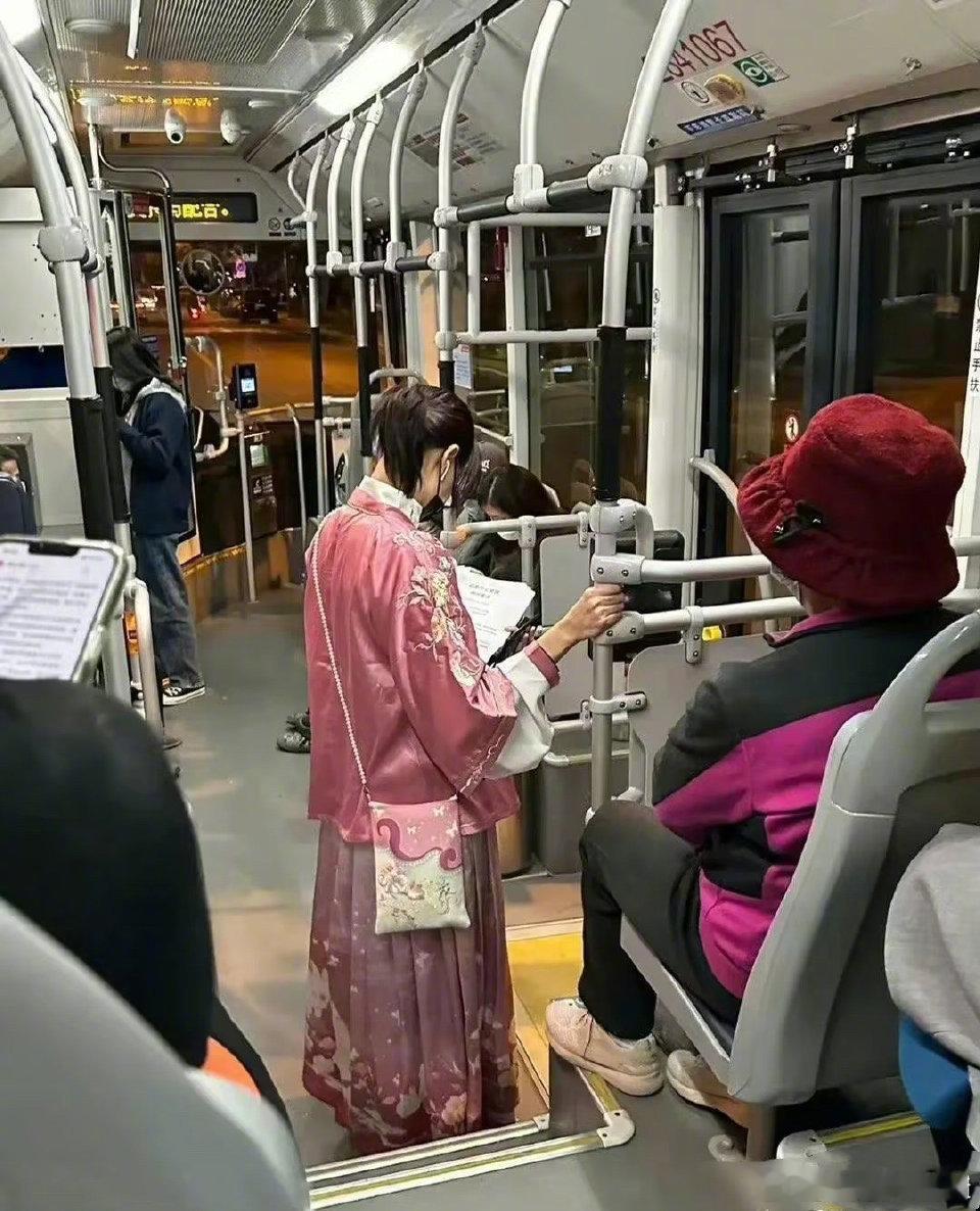 汉服小姐姐站姿优雅，一看手里拿的东西，突然间感觉寒气逼人。“六扇门新招的捕快是