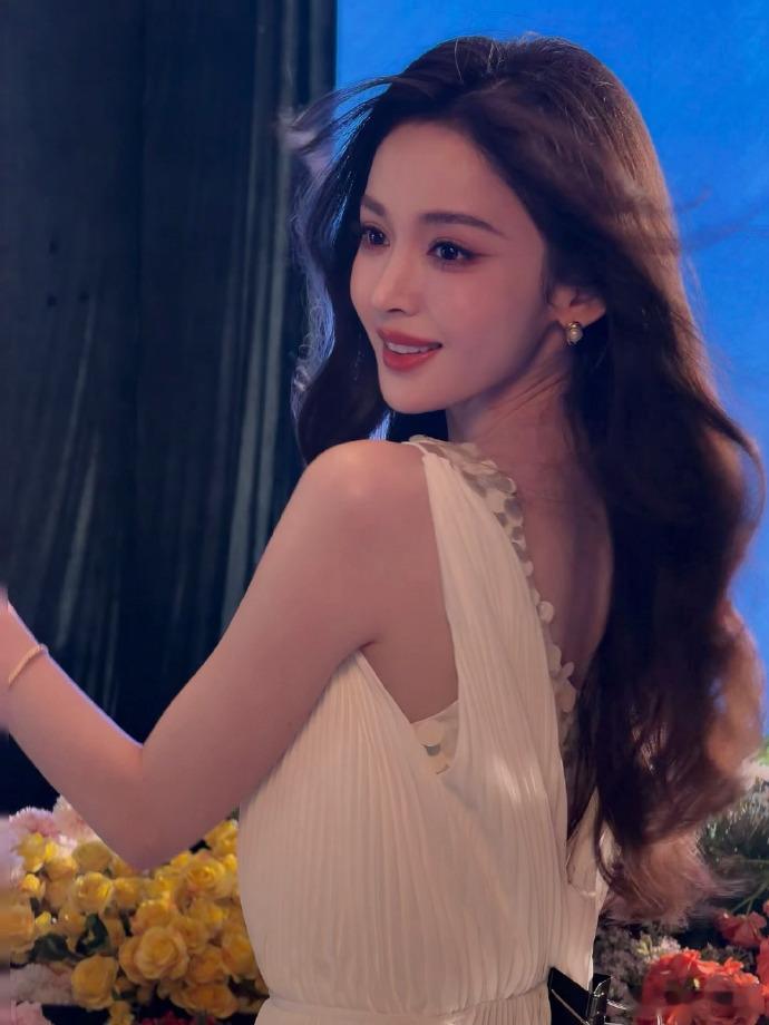 娜扎这波让我来发娜扎这状态真的越来越好了🌟！亮片白裙优雅又时尚，轻松驾驭不费