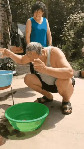 每个步骤大妈都给拿捏的死死的大爷这是得罪谁也不能得罪大妈呀！[汗]