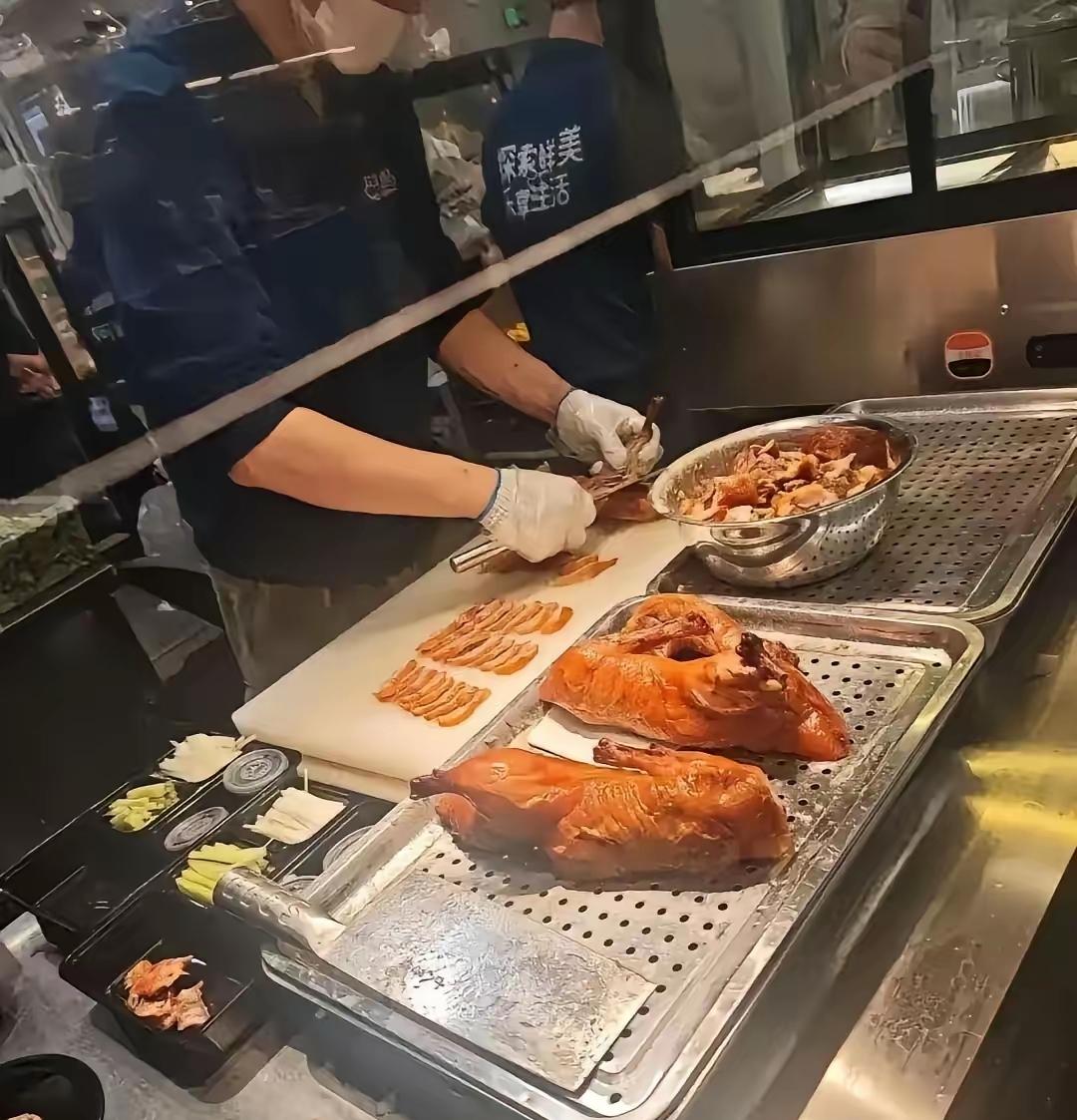 一男孩到杭州打工，借住在姑妈家，发工资后，他微信转了1500元给姑妈，姑妈收下钱