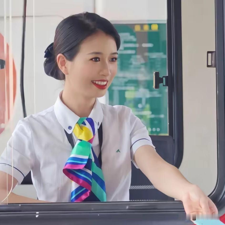 杭州最美高速女收费员王慧，1994年出生于浙江建德，今年32岁，2016年就开始