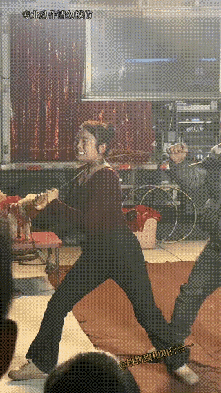 生活不易都是演戏！有的人看见下面动图，感觉到非常残忍，被他们的悲惨打动