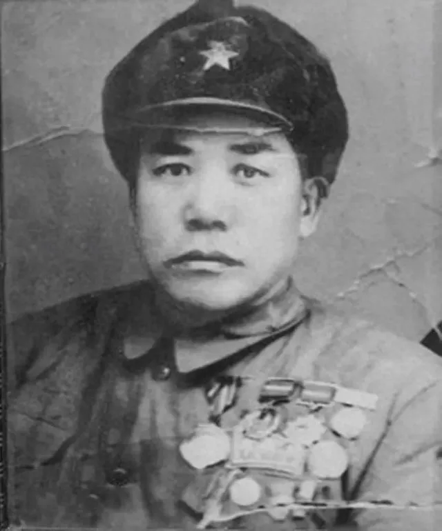 1955年的授衔大会前，毛主席拿着参会者名单端详了很久开口问道：“那个靠着一人之