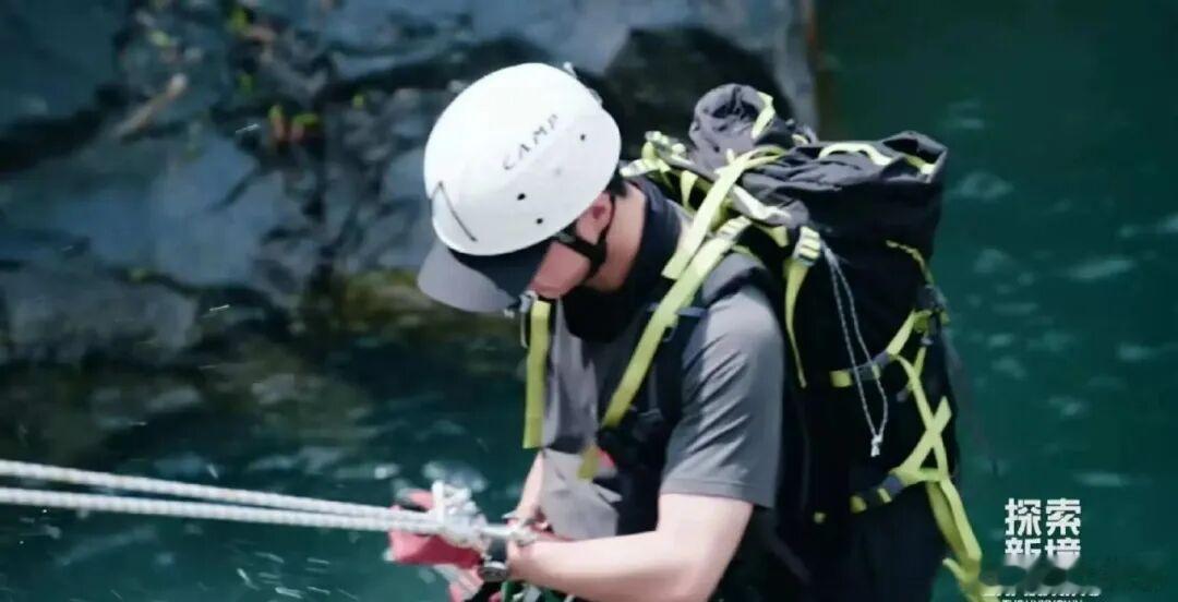 王一博首次公开了暂停拍摄新剧的原因，他透露是因为工作量的不断增加，让他难以全身心