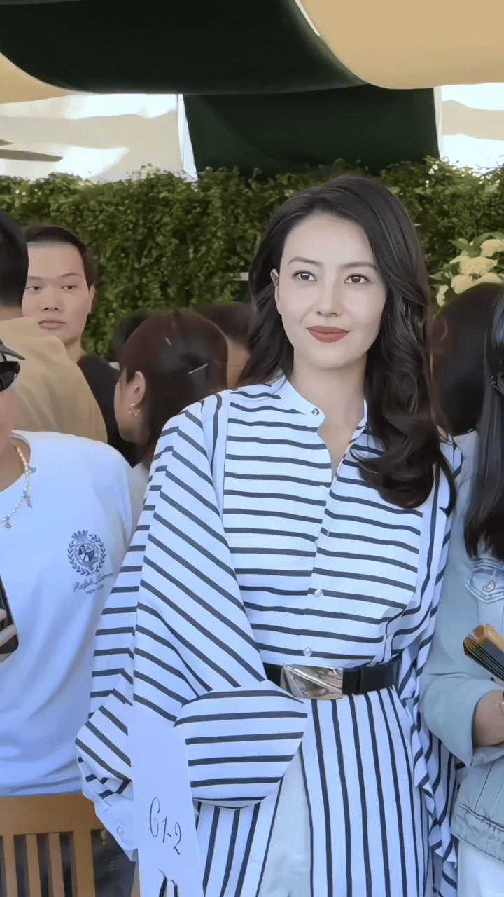 高圆圆的白色格子衫美不美？她体格也挺大的！