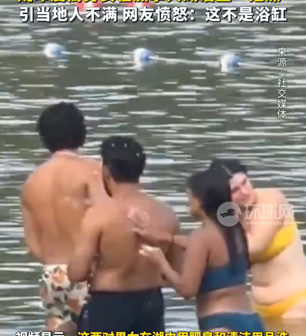 印度人终于把优良传统带去了加拿大。在加拿大宾顿市的一个湖泊里，四名深肤色