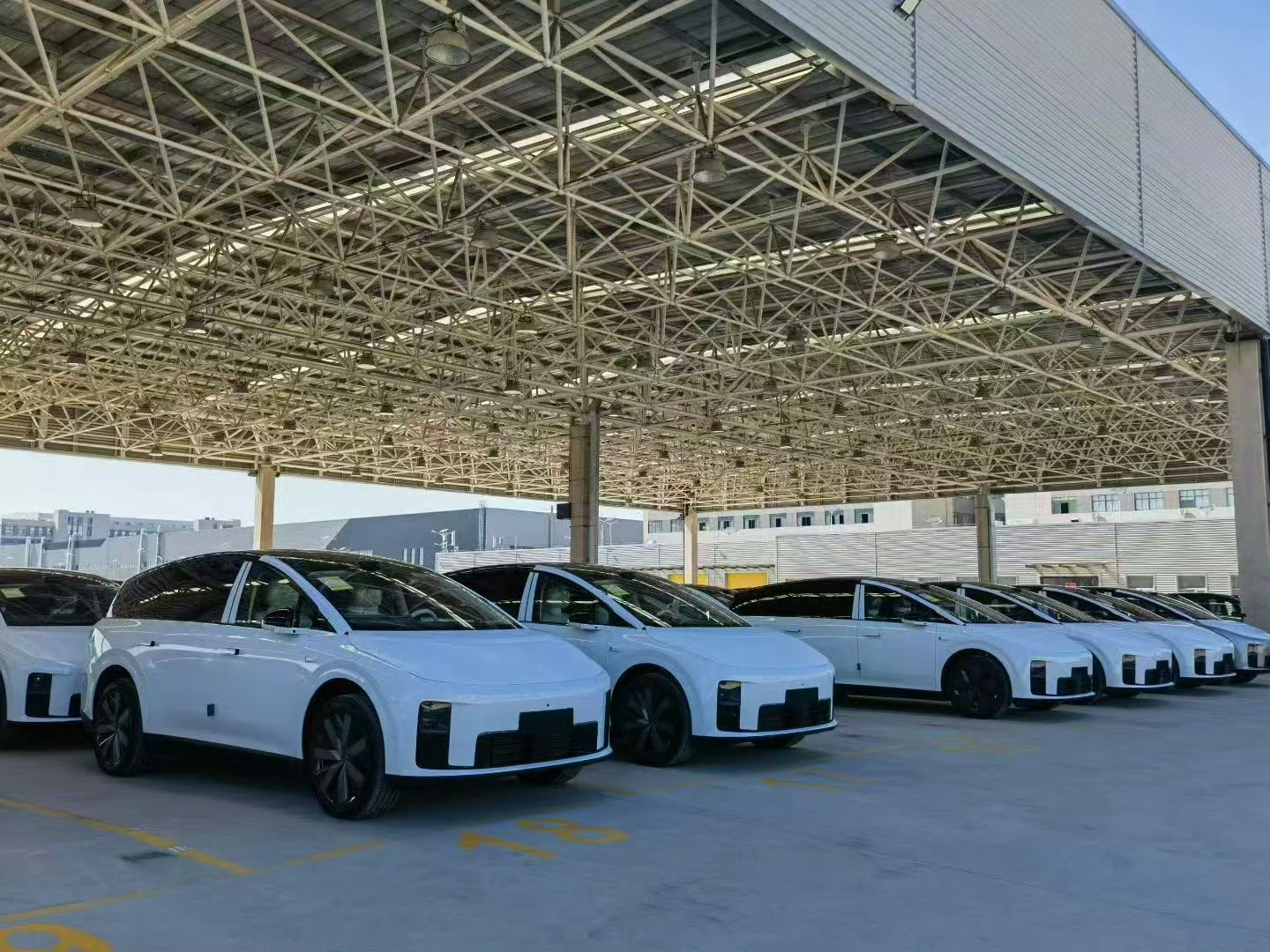 理想i8开启交付…理想l8​​​