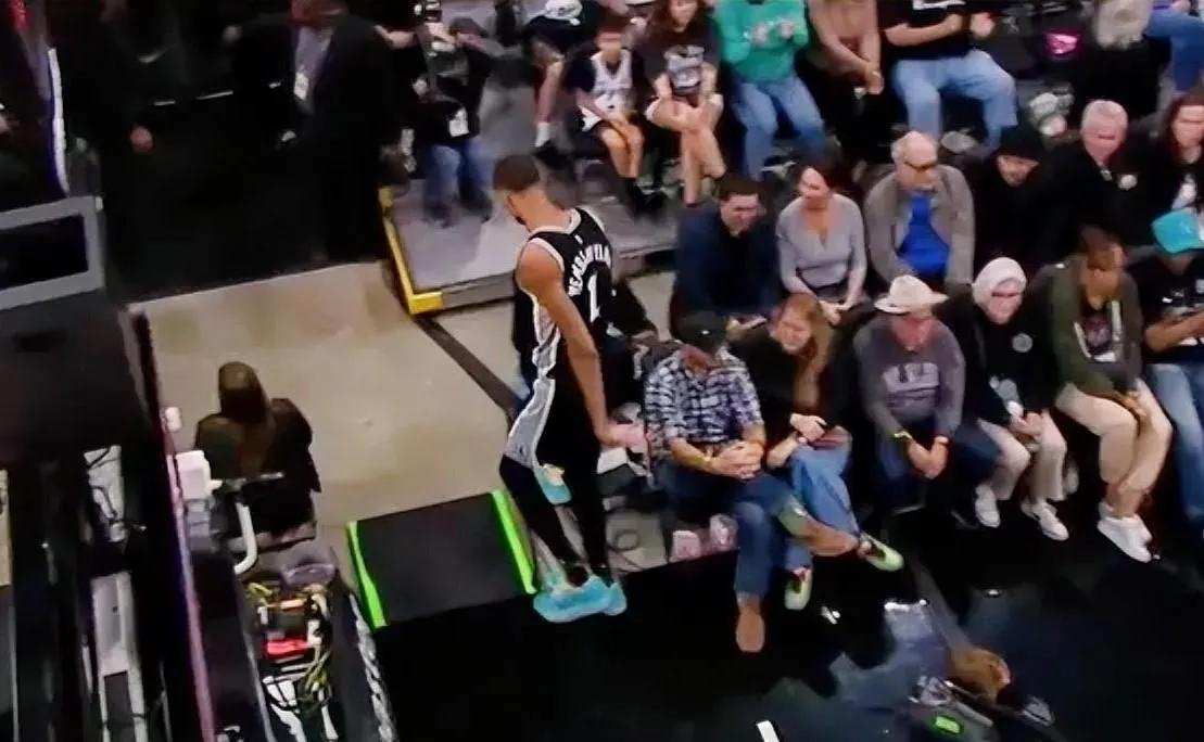 文班亚马又倒了！乔治这一撞，可能撞飞马刺5000万？今日马刺主场迎战76人，