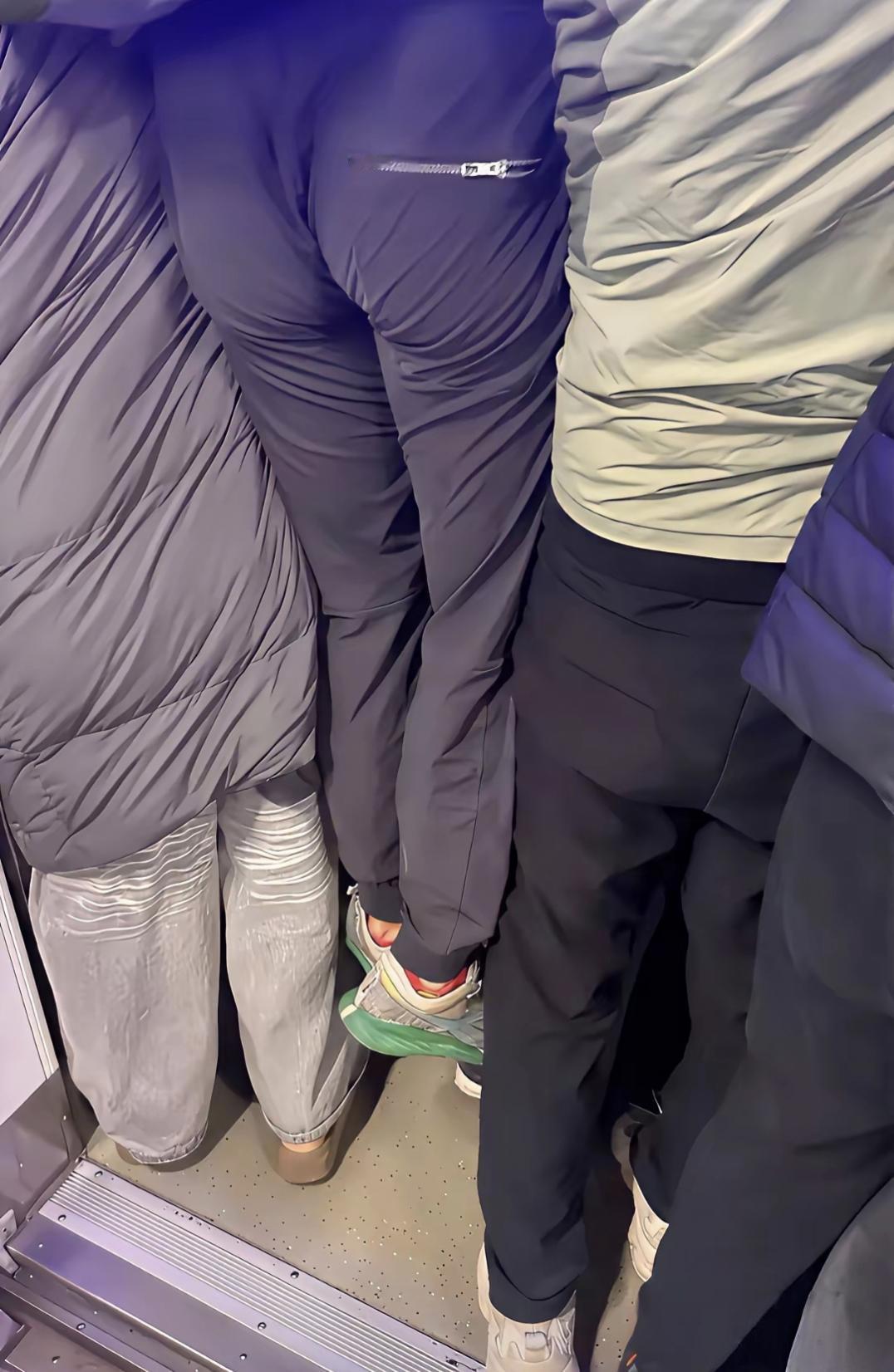 这地铁是有多挤啊[笑着哭]