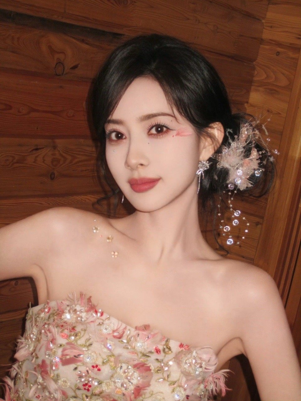 孟子义wink花仙子家人们快看！孟子义在花丛里转圈wink，花裙子跟着飞扬，笑