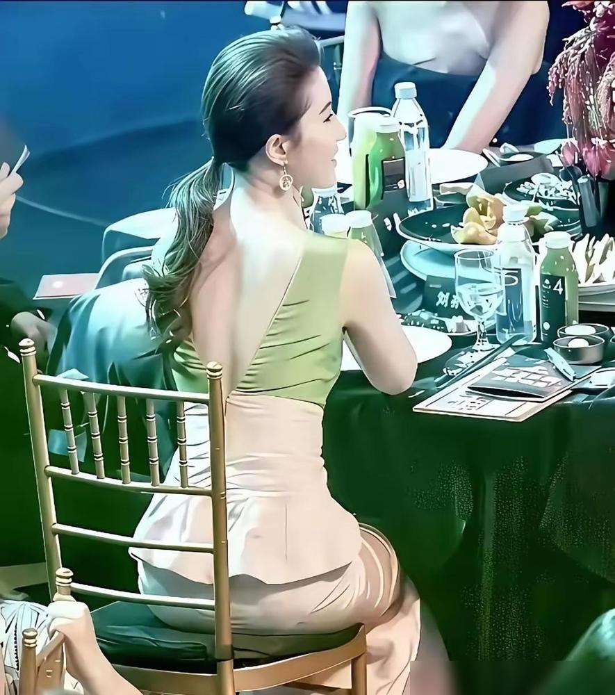 别再吹刘亦菲天仙骨相了，你不知道她拍一部神雕，颈椎就搭进去半辈子。17岁，