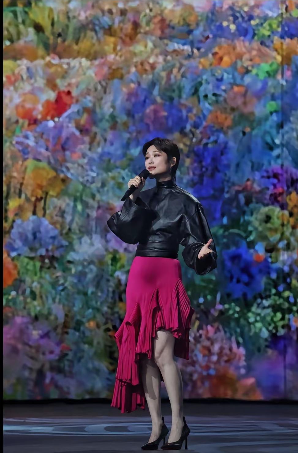 李宇春，腹部也有肉肉了。